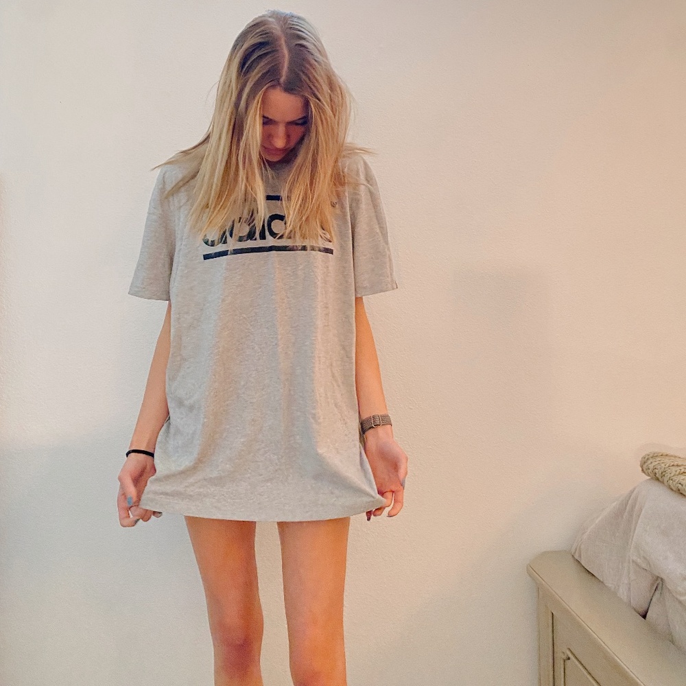 gray Adidas tee
